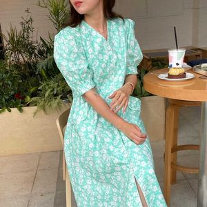 Korejpaa Femmes Robe Summer Coréen Mode Chic Doux Élégant Imprimer Col V Singlet Boucle Lâche avec Poche Robes Longues 210526