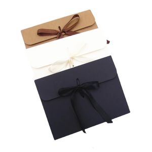 Boîtes d'enveloppe en papier kraft pour écharpe sous-vêtements masque emballage blanc noir boîte-cadeau avec rubans faveur imprimé personnalisé 240226