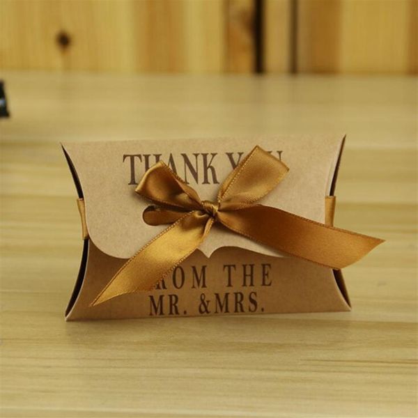 Kraft Paper Pillow Square Candy Box Favores de la boda rústica Candy Holder Bags Wedding Party Gift Boxes con cinta 100pcs lot2324