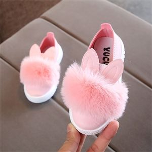 KRIATIV Tamaño 21-30 Zapatos de bebé para niño niña niño antideslizante zapatos para niños zapatillas de deporte de cuero pompón oreja de conejo rosa blanco verde LJ201202
