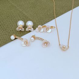 KS Brand Luxury Love Flower Designer Pendientes Collares Joyas Joyas Mujeres Conocimiento de boda amor Heart Nature Pearl Sailormoon Goth Cabecillo Collar regalo