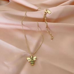 KS Family Fun Collar de abeja de diamantes brillantes personalizado Mujer Instagram Insecto Colgante Diseño Sentido Cadena de clavícula Minimalista 840