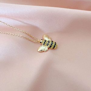 KS Family Fun Gepersonaliseerde Sparkling Diamond Bee Ketting Vrouwelijke Instagram Insect Hanger Design Sense Sleutelbeenketting Minimalistisch 210