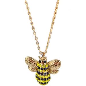 KS Family Fun Gepersonaliseerde Sparkling Diamond Bee Ketting Vrouwelijke Instagram Insect Hanger Design Sense Sleutelbeenketting Minimalistisch 495