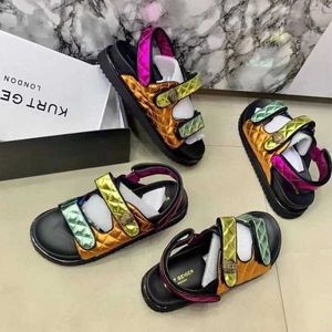 Kurt Geiger Designer Sandalen vrouwen stiksels regenboog plat strand sandaalglaasjes adelaar hoofd diamant haak lus beroemde schoenen