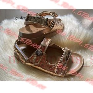 Kurt Geiger Sandales célèbres Designer Femmes Flats Bottom Shoes Sandale Splice Rainbow Tlides Eagle Head Inlaid Diamond Luxury Flip 1