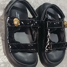 Kurt Geiger Sandals Platform Slippers Mujeres cosidas de lujo Rainbow Summer Beach Sandal Sandal Slides Flat Shoes Flat Head Hook Loop B2M2#