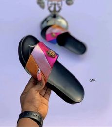 Kurt Geiger Mujeres Zapatillas de Fondo Plano Empalme Sandalias de Arco Iris Zapatos de Diseñador Moda Cabeza de Águila con Incrustaciones de Diamantes Zapatilla Verano Playa Plana Chanclas de Lujo