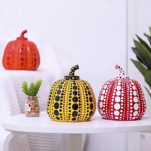 Kusama Yayoi Pumpkin Standbeeld Japans kunstgolfpunt Abstract pompoen beeldhouwkunsthars Craft Craft Modern Home Decoration Christmas Gift 240425