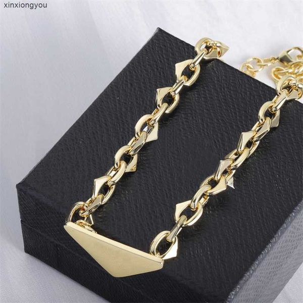 Kx5t Designer Mens Femmes Gold Triangle Pendentifs Collier Femme Couple Chaîne d'or Pendentif Bijoux sur le cou Cadeaux Colliers Accessoires2024