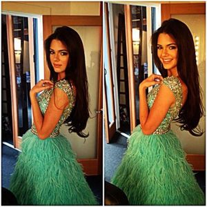 Kylie Jenner 2019 Green Short Bal Homecoming Robes de Homécarras Perles Strass Fourrure robes de cocktail Feather Mini Club Robes de fête de soirée Personnaliser