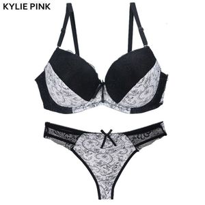 KYLIE PINK Femmes Soutien-gorge et culotte Ensemble de sous-vêtements en dentelle 3/4 Coupe Buste String Lingerie Plus Taille Soutien-gorge sexy Push Up Femme Bra Set Y200708