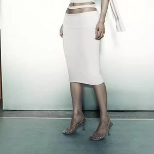 La jupe à lotte coupée de style khy de Kylie est une jupe midi mince étendue