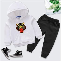 KZ Luxury Designer Fashion Kids Boy Girl Girl Clothes SportswearAutomm Baby Hoodies 2pcs Sets Childre