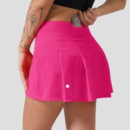 L-8207 Falda de tiro medio Falda de tenis plisada con dos bolsillos Pantalones cortos para mujer Yoga Deportes Faldas cortas