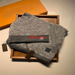 L Marchandises achetées Mode Écharpe Chapeau Designer Chapeau Écharpe Écharpe à carreaux Classique 2 pièces ensemble hiver chaud calotte Hommes Femmes Écharpe tricotée Laine matériel crâne casquette bande boîte V3