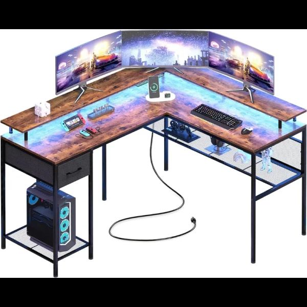 Bureau de bureau en forme de L avec des lumières LED prises de courant, bureau de jeu avec étagères de rangement