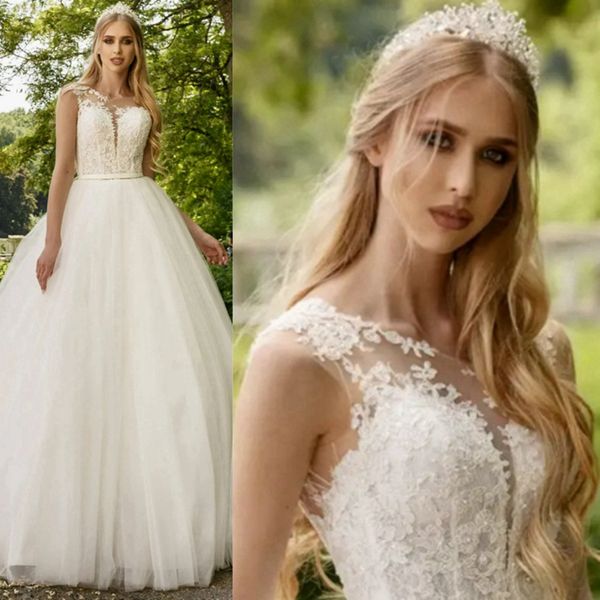 Vestidos de novia de campo de encaje Cuello transparente Una línea Falda de tul escalonada con apliques Vestidos de novia Vestidos de novia con cuentas de satén y tul Vestido de novia Vestidos africanos atractivos D028