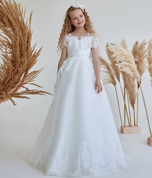 Vestido de niña de las flores de encaje 2023 Tren corto Vestido blanco clásico para comunión con corsé con adorno de volantes de encaje Bautismo en la espalda Fiesta de dama de honor junior Mangas casquillo Bebé niñas