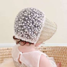 En dentelle fleur creux en bas âge seau pour tout-petit mignon de paille mignon chapeau de soleil capuche