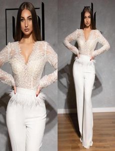 Monos de encaje Vestidos de baile Cuello en V Manga larga Pluma Dubai Árabe Satén Vestidos de noche famosos Trajes de pantalón Vestido formal del desfile6779545