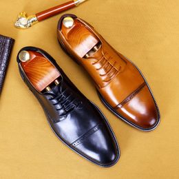 Laçage de chaussures de design italien formel en cuir authentique pour hommes Business Brogue Business Oxford Party Black Round Head Robe Shoe