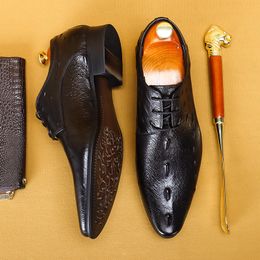 Laçage de chaussures formelles en cuir authentique pour les hommes Business Brogue Shoe Oxford Shoe noir et marron