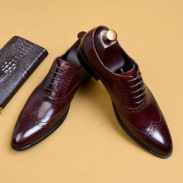 Laçage des chaussures formelles en cuir authentique italien pour hommes Business Business Oxford Brogue chaussures noires pointues