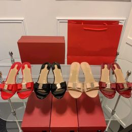 Lacquer boog slippers voor vrouwen dragen dunne hakken voor zomer nieuwe stijl rode sprookjesstijl rechte lijn sandalen met middelgrote hakken