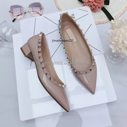 Zapatos de tacón alto remachados de cuero lacado, boca poco profunda puntiaguda, fondo plano, moda versátil, zapato único para mujer