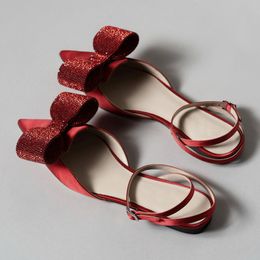 Dames 2022 Lederen vrouwen Satijnen platte hak Sandalen schoenen Pumps Zomerpilferen tenen feestje bruiloftsgespanning