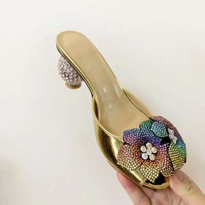 Dames 2024 Dames echte echte lederen hoge hakken zomer sandalen bead 3D bloem flip-flops slipper slip-on trouwjurk gladiator schoenen kleurrijke diamant 0006