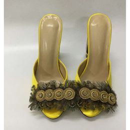 Mesdames 2024 Femmes Vraiment réel en cuir Rhingestone High Heels Sandals Summer Flip-Flops Slipper Robe de mariée Gladiator Chaussures Diamond Bouclots 3D Feather 73B1