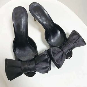 Mesdames 2024 Femmes Real Leather Cuir 8cm STILETTO Talons hauts Sandales Silk Satin Summer Flip-Flops Chaussures habillées à glissade 3D Clie à papiers noir 7294