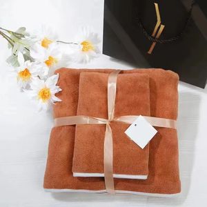 Dames serviette de bain 2 pcs ensemble débarbouillette couleur unie avec des lettres peau douce corail velours absorbant extérieur portable confortable serviettes de plage comme cadeau JF014 B23