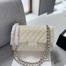 Bolsos Acolchados Clásicos De Piel De Becerro Con Doble Solapa Blanca Para Mujer Cuero De Caviar SHW Bolsos De Hombro Bandolera Con Cierre Giratorio Bolsa Trasera Monedero Para Exteriores De Gran Capacidad 25x16CM