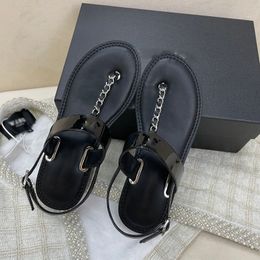 Damesontwerper mode luxe klassieke sandalen top octrooi lederen massief bijgesneden lage hiel strandschoenen feest feestjes schoenen loafers slippers muilezels slippers