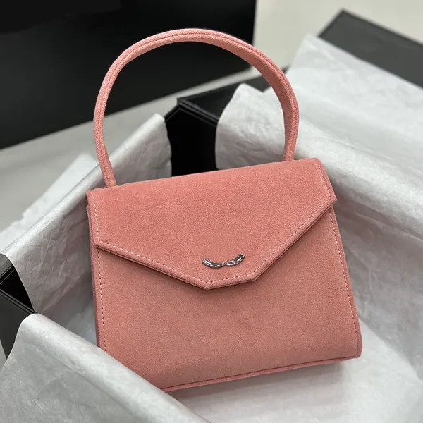 Bolso cuadrado de gamuza rosa de diseñador para mujer con asa semicircular, solapa trapezoidal, herrajes de metal plateado, bolso encantador de lujo de 17 cm, bolso de princesa para estuche cosmético