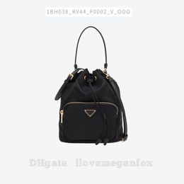 Sac seau en nylon recyclé Duet Re-Nylon pour femme Sacs Fashion Cordon Noir Numéro d'article: 1BH038_RV44_F0002_V_UOO