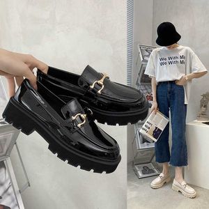 Dames loafer schoenen 2021 Nieuwe Britse stijl mode dames oxford schoenen metalen gesp casual sportschoenen dames platform sneakers y0907