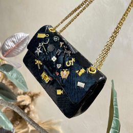 Bolso de hombro de diseñador de lujo para mujer, bolso con cadena dorada, bolso cruzado de diseñador, moda clásica, Vintage, múltiples accesorios aleatorios, bolsa para polvo de alta calidad