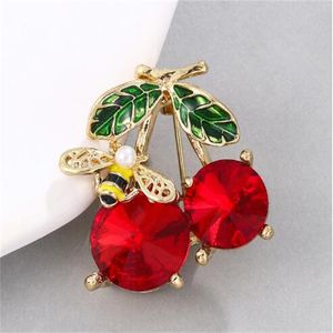 Mesdames Luxury Bijoux Clothing Accessoires Crystal Red Cherry Brooch Bridesmaid Cadeaux d'anniversaire cadeaux pour filles bijoux de mode