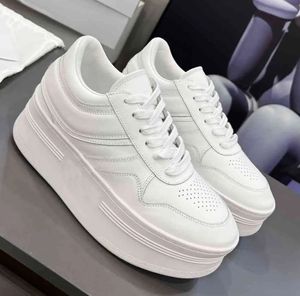 Dames nouvelles chaussures rondes blanches conçues de luxe rétro sensation chaussures décontractées pour femmes avec des semelles épaisses pour augmenter la hauteur des petites chaussures blanches