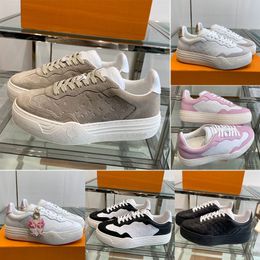 Damesplatform Plateau Groovy Sneakers gemaakt van zacht suède kalfsleer Onderscheiden reliëfpatroon Kanten rand Oversized iconische bloem met Damier-patroonzool