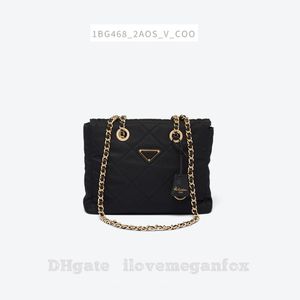 Reedición para mujer 1995 Bolso tipo paracaídas de nailon reciclado con cadena Bolsos de moda Bolsos de hombro Negro - Mediano Artículo No. : 1BG468_2AOS_V_COO