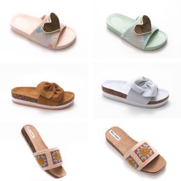 Sandales pour dames diapositives d'été Designer Chaussures plates Fashion Beach Slippers For Womens Letter Drag Slides Flip Flops Ladies S 43