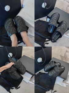 Diapositivas para mujer Zapatillas Mullers Mocasines de cuero de diseñador Elegantes tacones bajos bordados Plataforma cómoda Zapatos individuales Tamaño 35-40 con caja