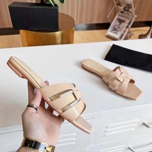 Dames été nouvelles pantoufles en cuir mode sauvage talon plat combinaison sandales en cuir verni tempérament sexy tongs 35-43 yards avec boîte