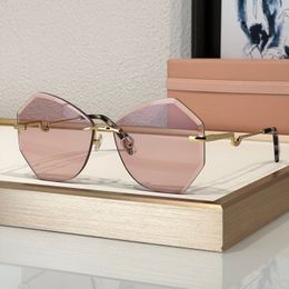 Dames zonnebrillen voor zomer populaire 55XS Designer Stijlvolle buitenmodestijl CR39 Anti-ultraviolet retroplaat Metaal Cateye Frameloze glazen willekeurige doos