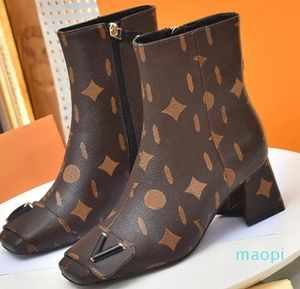 Lady Ankle Boots Designer Shake Kitten Heel Patent Leather Boot Women Luxe kledingschoenen Twist Med Hoge Heels CM Booties V Bootschoen